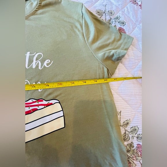 Christmas Tis the Season' T-Shirt Christmas tree cake shirt women M 🧑🎄 🌲 🎂 - Picture 5 of 5